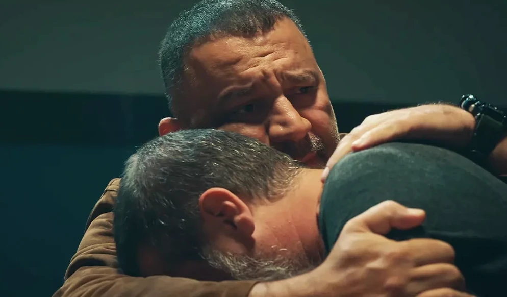 Arka Sokaklar yeni bölüm fragmanı yayınlandı mı? Arka Sokaklar son bölümde neler oldu? Tunç ve Metin büyük tehlikede! 8 Ekran Resmi 2025 11 15 12.40.31