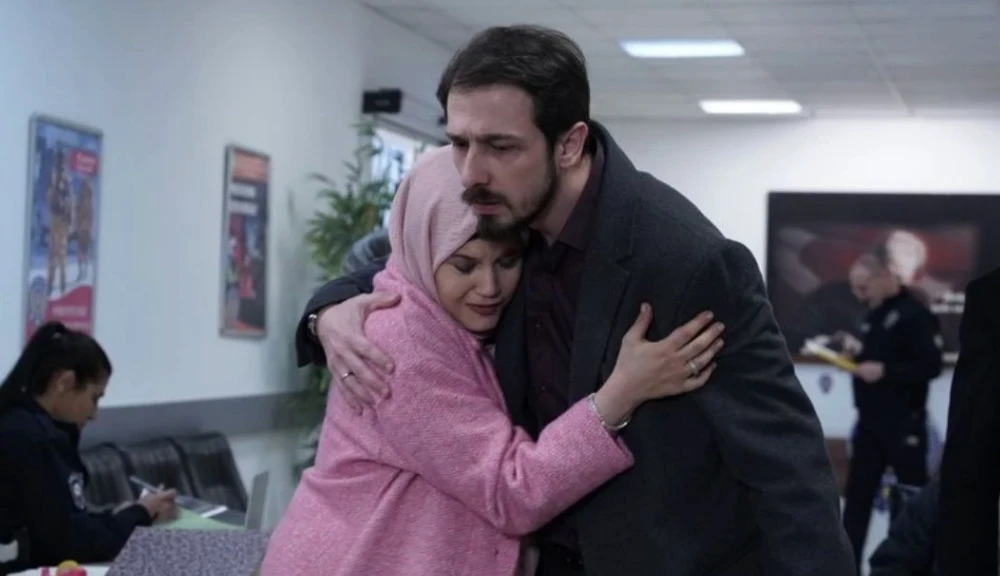 Sıla Türkoğlu ve Emrah Altıntoprak’ın Kızılcık Şerbeti dizisinden ayrılma sebepleri ortaya çıktı! Bakın nedeni neymiş 9 Ekran Resmi 2025 11 16 18.37.41