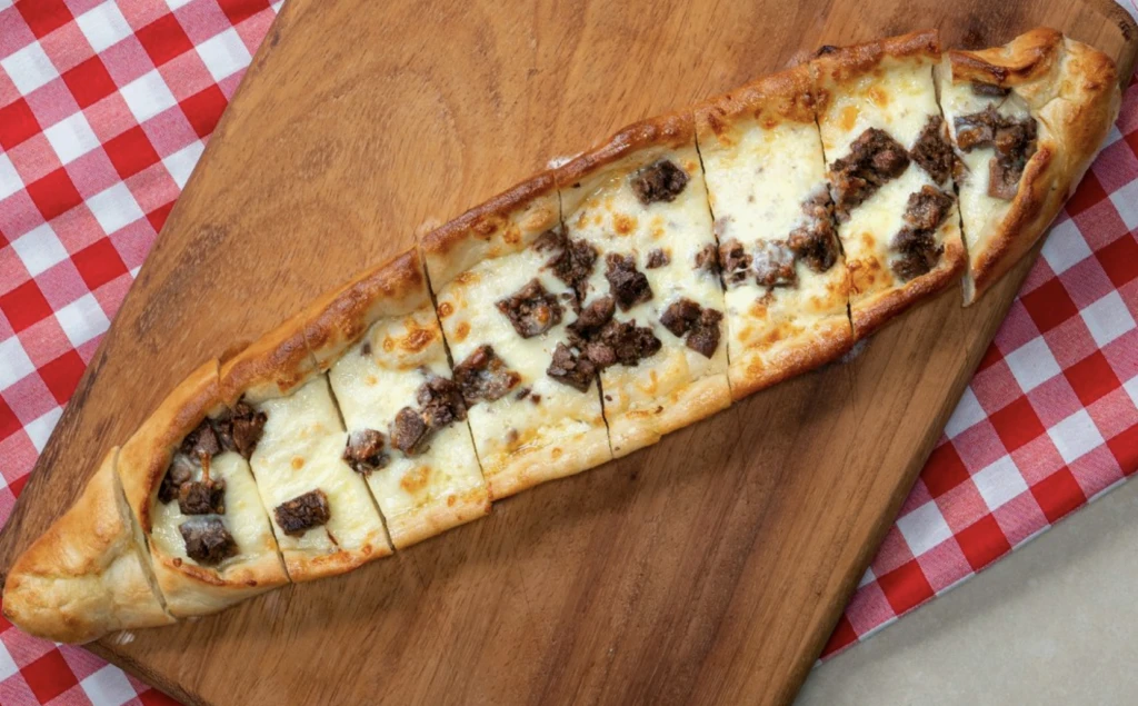 MasterChef taş fırın tadında kaşarlı pide tarifi! Görümce çatlatır, hem basit hem lezzetli! 5 Ekran Resmi 2025 11 16 21.35.26