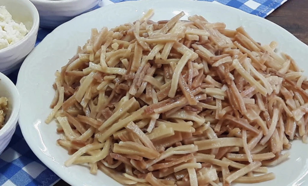 MasterChef Furkan’ın babaannesiyle yaptığı cevizli erişte videosu izlenme rekoru kırdı! İşte izleyenlerden tam not alan o tarif 7 Ekran Resmi 2025 11 19 19.46.41