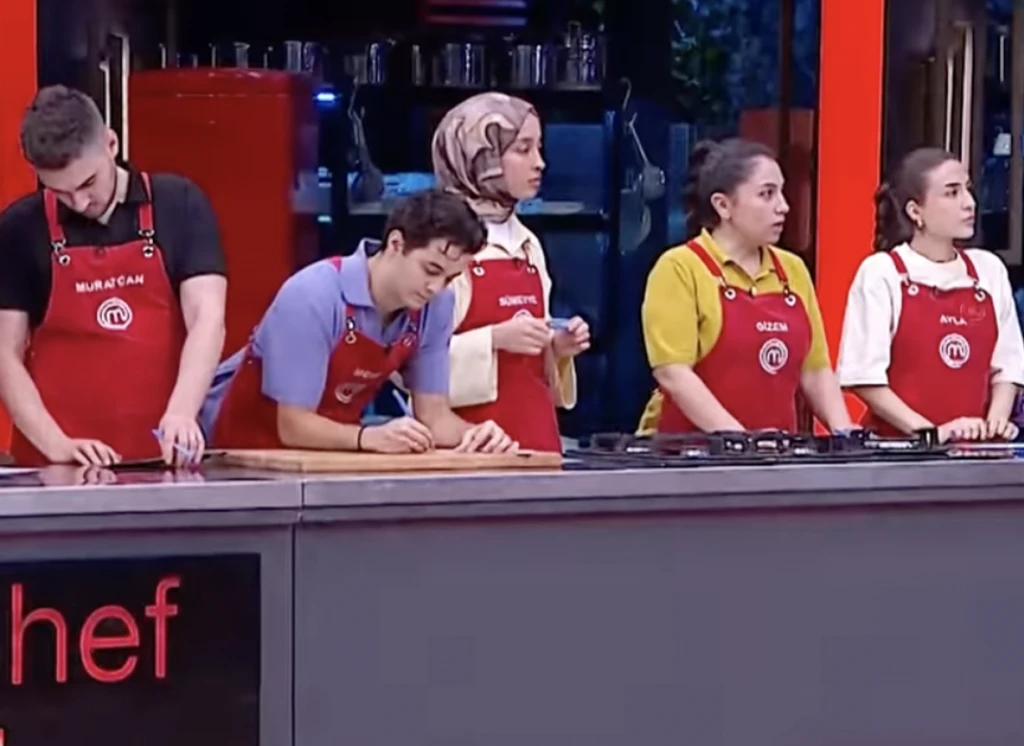 MasterChef'te görülmemiş dokunulmazlık oyunu! 21 Kasım 2025 kim kazandı? MasterChef eleme adayları kimler oldu? 8 Ekran Resmi 2025 11 20 19.34.49
