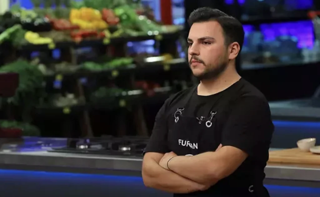 MasterChef’te kaptanlıktan kaçan Özkan hakkında bilinmeyenler herkesi şaşırttı! 8 Ekran Resmi 2025 11 24 18.27.47 1