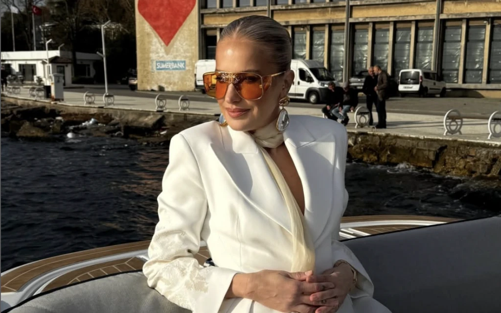 Burcu Esmersoy'dan EYT açıklaması! "Çok mutluyum" 5 Ekran Resmi 2025 12 03 23.46.37