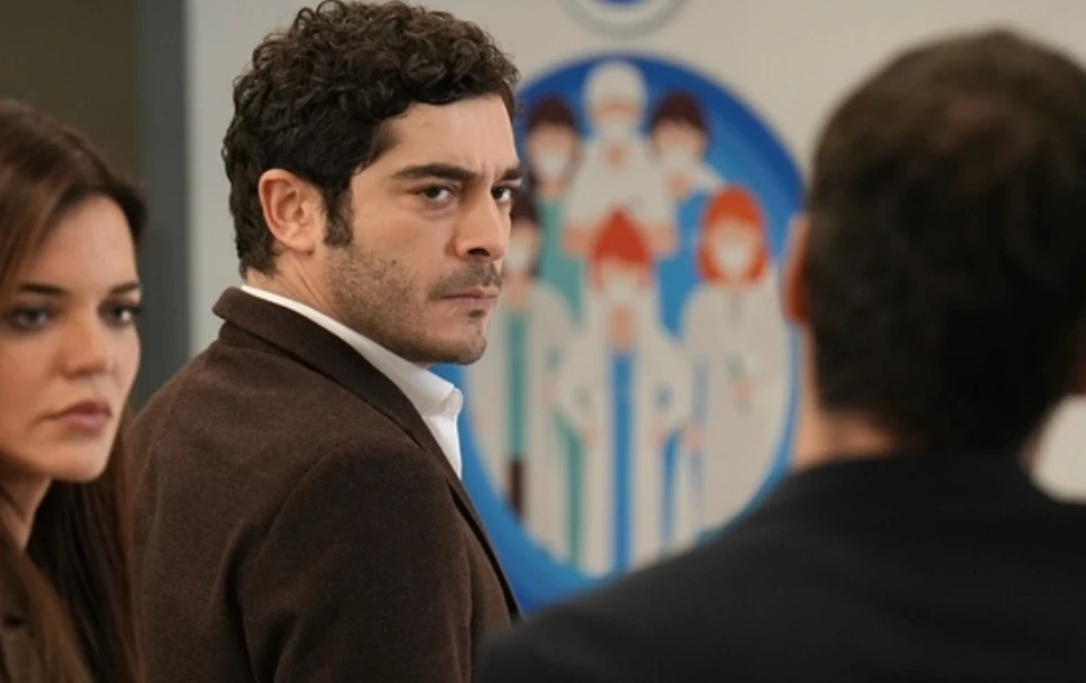 Sahtekarlar 9. Bölümde Hidayet Ertan’ı koruyor! Hidayet’in yerine vekaletten kim geçecek? 8 Ekran Resmi 2025 12 07 19.27.33