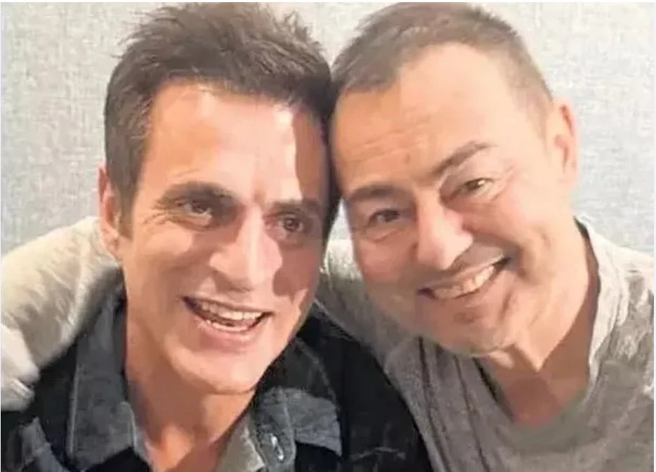 Serdar Ortaç'tan Yeşilçam efsanesi Hülya Koçyiğit'e saygı duruşu! Yerini hemen ona takdim etti 7 Ekran Resmi 2025 12 09 00.05.09