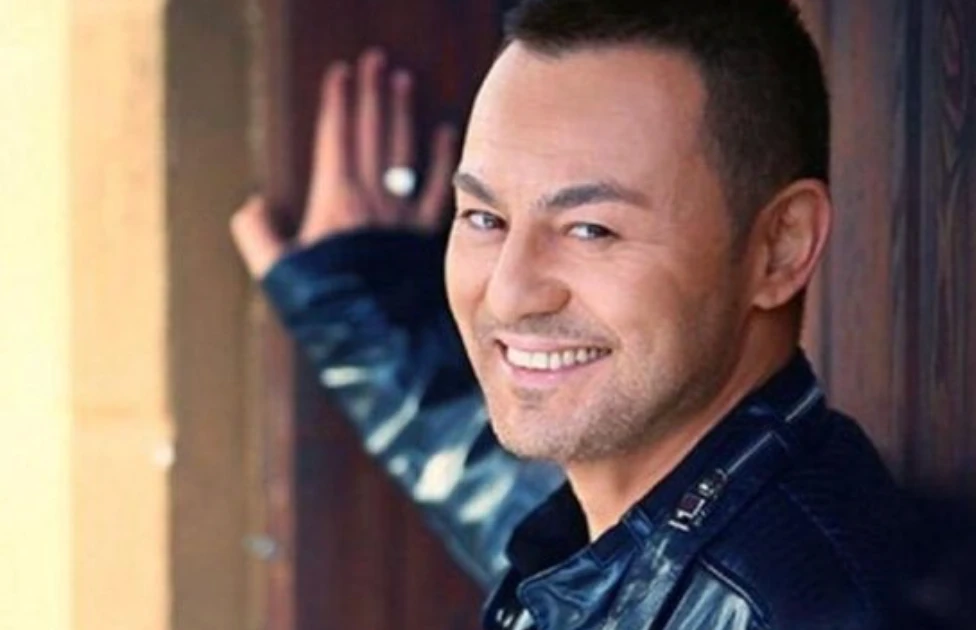 Serdar Ortaç'tan Yeşilçam efsanesi Hülya Koçyiğit'e saygı duruşu! Yerini hemen ona takdim etti 8 Ekran Resmi 2025 12 09 00.06.53