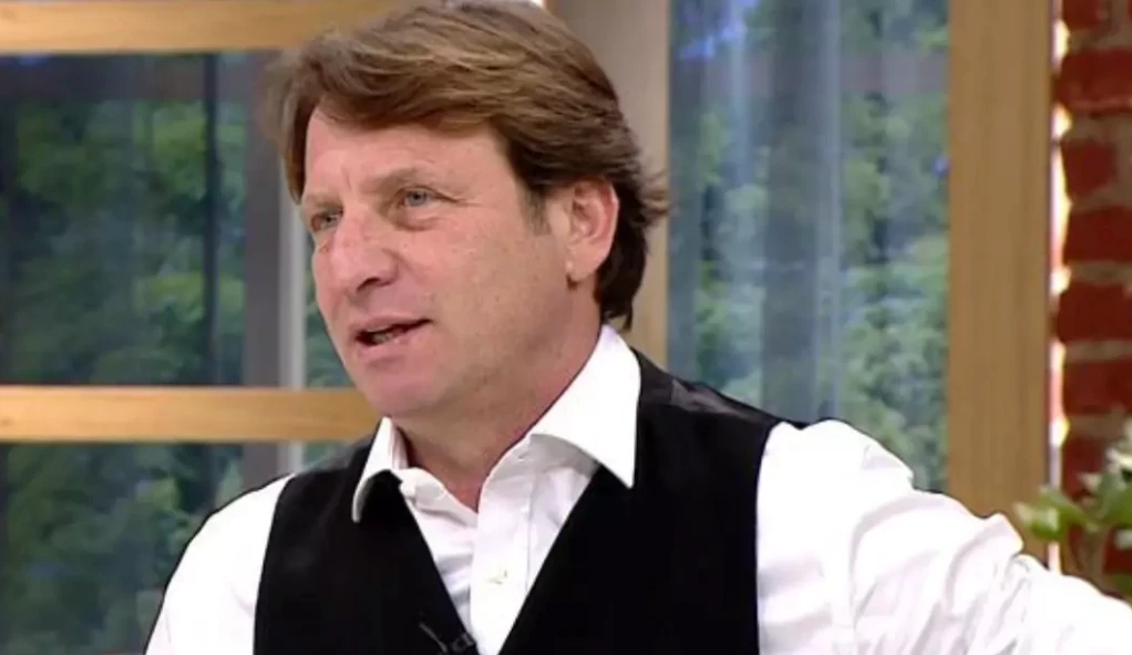 Kaya Çilingiroğlu yeni aşkıyla ödül töreninde! 25 yaş küçük sevgilisini gören herkes kızı Zehra’ya benzetti! 6 Ekran Resmi 2025 12 09 20.45.02