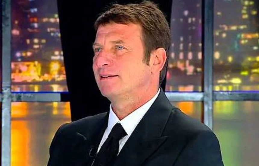 Kaya Çilingiroğlu yeni aşkıyla ödül töreninde! 25 yaş küçük sevgilisini gören herkes kızı Zehra’ya benzetti! 4 Ekran Resmi 2025 12 09 20.45.15