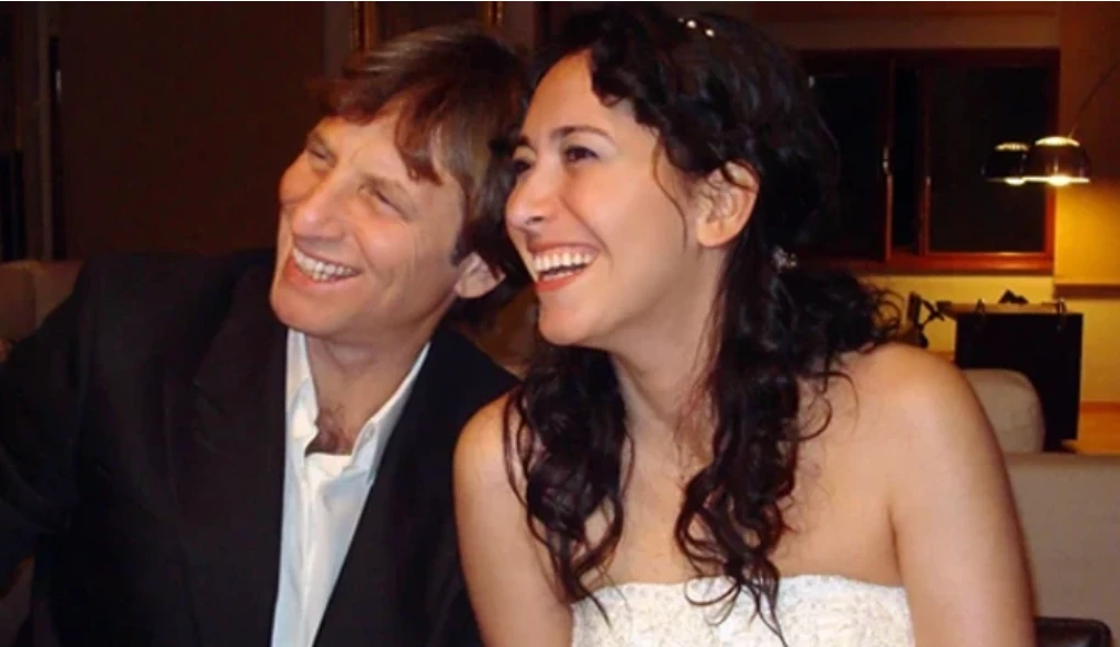 Kaya Çilingiroğlu yeni aşkıyla ödül töreninde! 25 yaş küçük sevgilisini gören herkes kızı Zehra’ya benzetti! 8 Ekran Resmi 2025 12 09 20.46.46