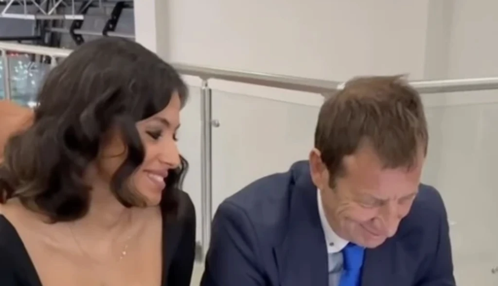 Kaya Çilingiroğlu yeni aşkıyla ödül töreninde! 25 yaş küçük sevgilisini gören herkes kızı Zehra’ya benzetti! 5 Ekran Resmi 2025 12 09 20.49.27