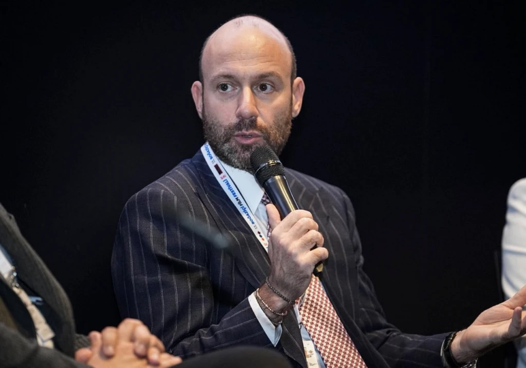 Hande Erçel yapımcı Onur Güvenatam'la aşk yaşadığı iddialarına cevap verdi! 6 Ekran Resmi 2025 12 13 08.21.44