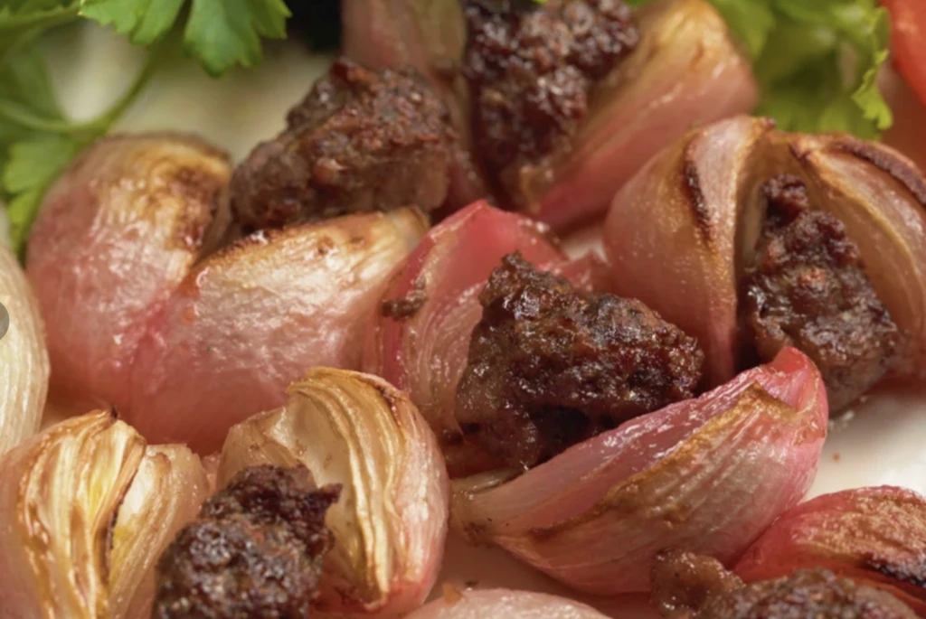 MasterChef All Star'da yapıldı soğan sevenler bu tarife bayılacak! Misafirlere şov yapacağınız enfes kebap tarifi 6 Ekran Resmi 2025 12 15 15.41.30