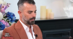 Yemekteyiz Samet Yılmaz kimdir, aslen nereli? Yemekteyiz Samet sivri diliyle ekranlara damga vurdu 7 Ekran goruntusu 2025 12 02 172747