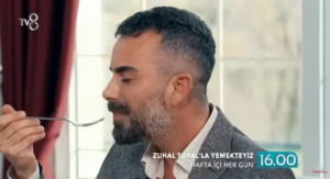 Yemekteyiz Samet Yılmaz kimdir, aslen nereli? Yemekteyiz Samet sivri diliyle ekranlara damga vurdu 8 Ekran goruntusu 2025 12 02 173003