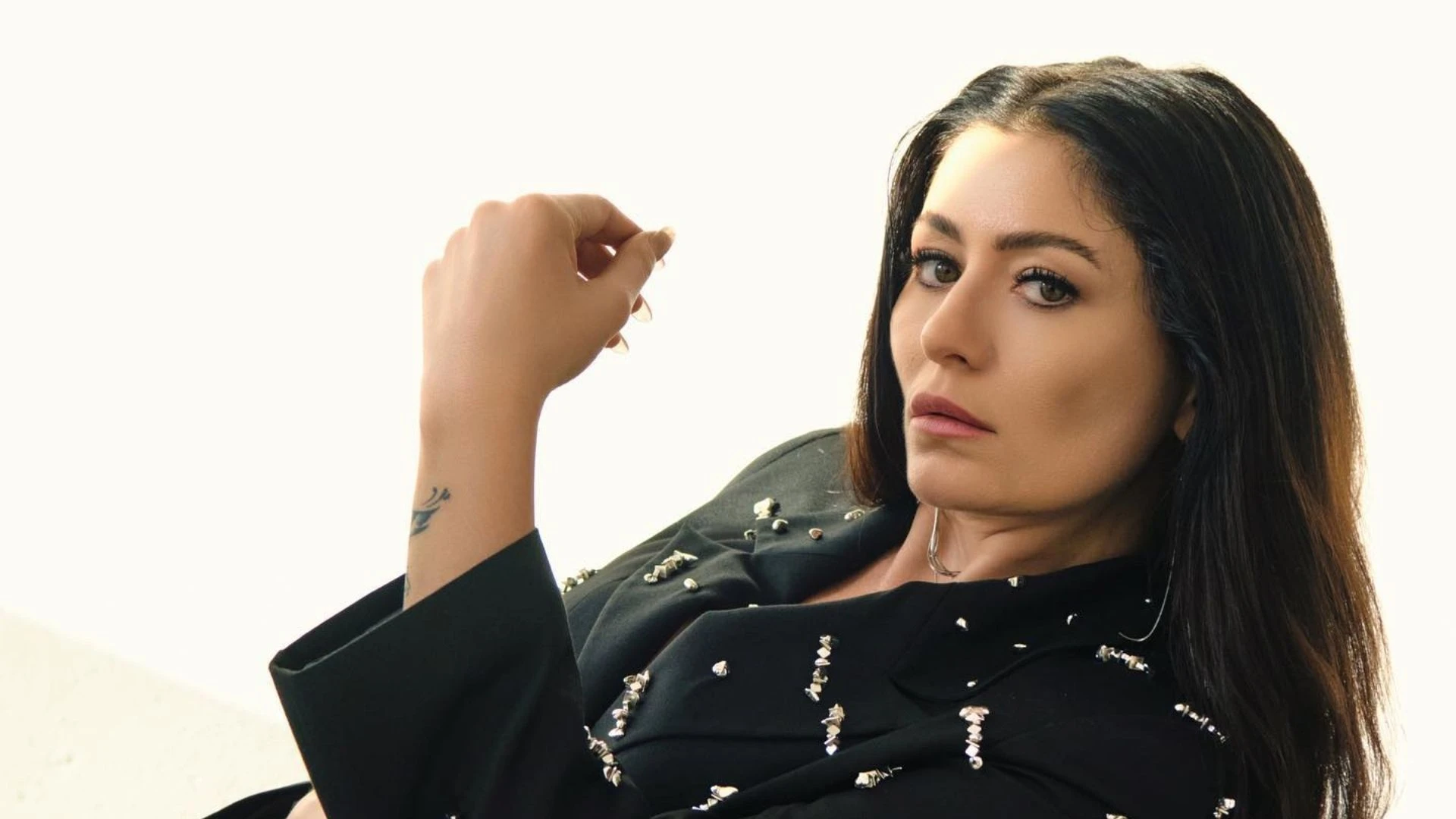 Ekranlara geri donuyor Deniz Cakir Carpinti dizisinde Hulya Gunes karakterini oynayacak