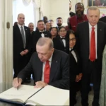Emine Erdogan Beyaz Sarayda Turk motifleriyle suslenen kiyafeti tercih etti Ozellikle rengi dikkat cekti 1