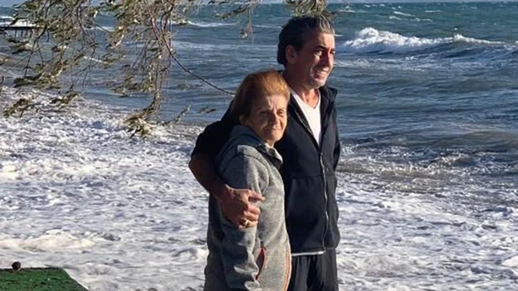Erkan Petekkaya yıllar sonra annesiyle ilgili konuştu! Canlı yayında zor anlar yaşadı 5 Erkan Petekkaya 3 1