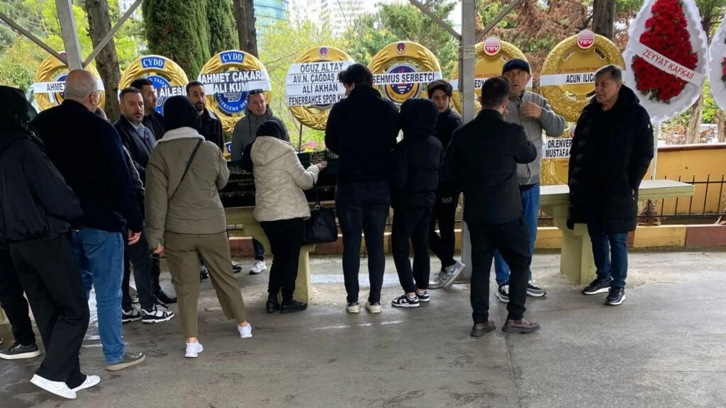 Spor yorumcusu Ertem Şener annesini son yolculuğuna uğurladı!