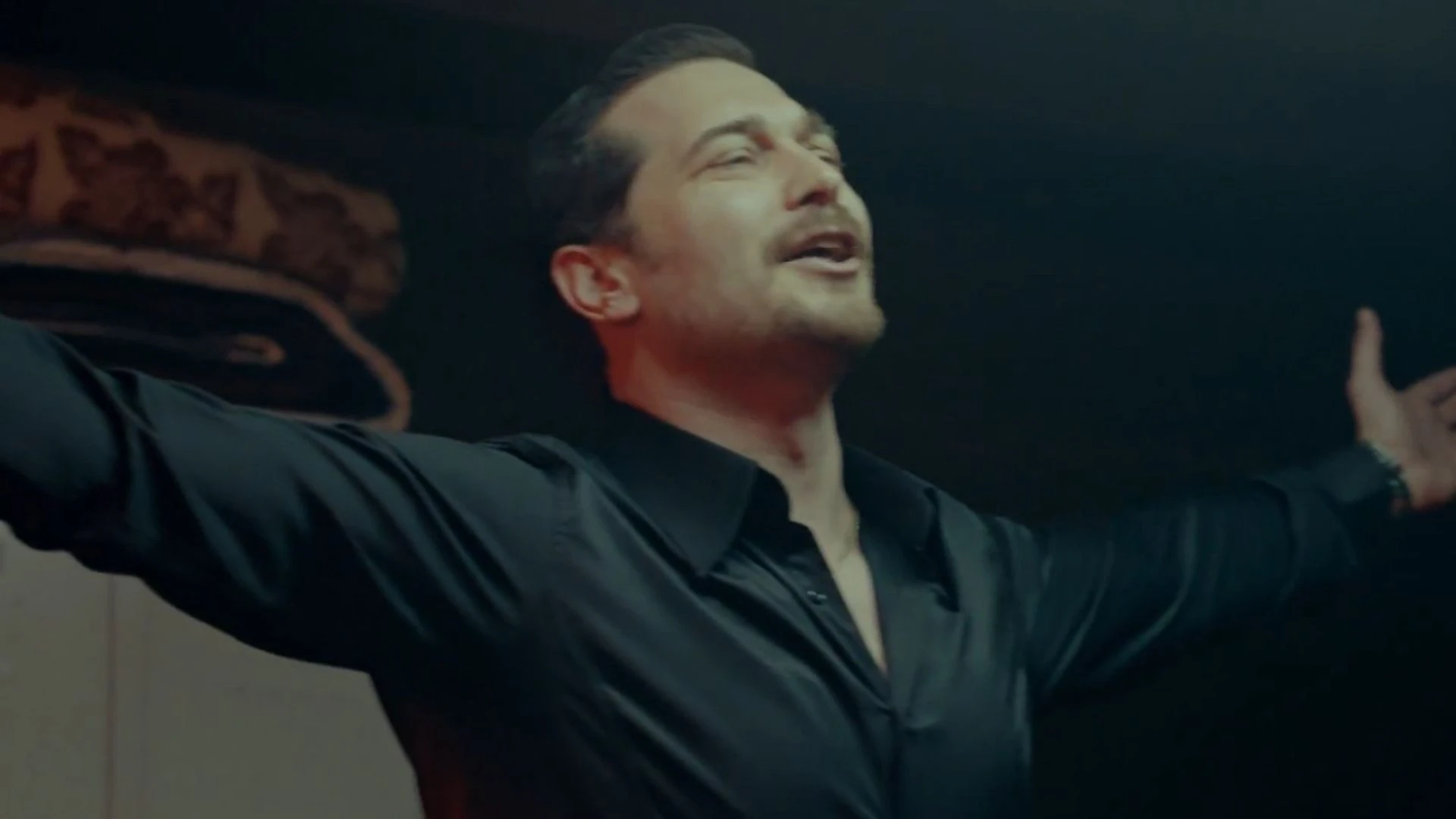 Esref Ruya dizisinde Demet Ozdemirden sonra Cagatay Ulusoyda sarki soyledi
