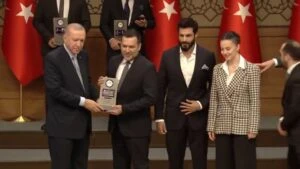 Eyüp Gökhan ve Sayın Cumhurbaşkanı Recep Tayyip Erdoğan elinden yılın dizisi mehmed fetihler sultanı ödülü aldı