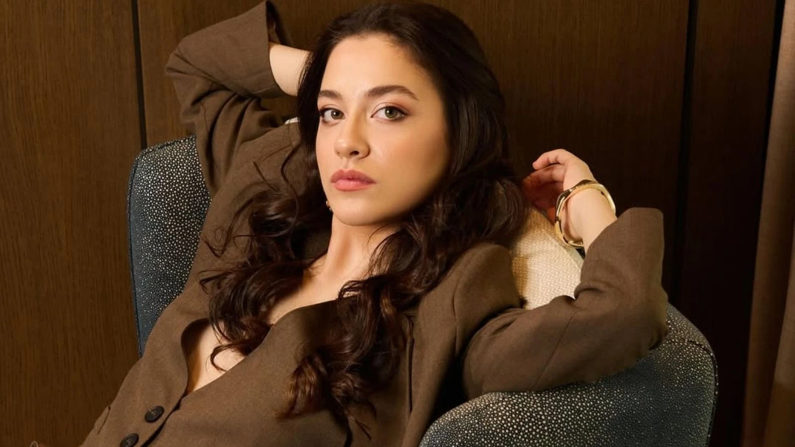 Kızıl Goncalar dizisinin Feyza’sı Zehra Kelleci ‘Bereketli Topraklar’ dizisine dahil oldu! 5 Kızıl Goncalar dizisinin Feyza’sı Zehra Kelleci ‘Bereketli Topraklar’ dizisine dahil oldu!