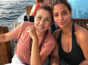 Nilüfer'in kızı Ayşe Nazlı evliliğe ilk adımı attı! Sürpriz nişan karelerine beğeni yağdı 5 FhPp6z1I kG4ncfFJpUe5Q