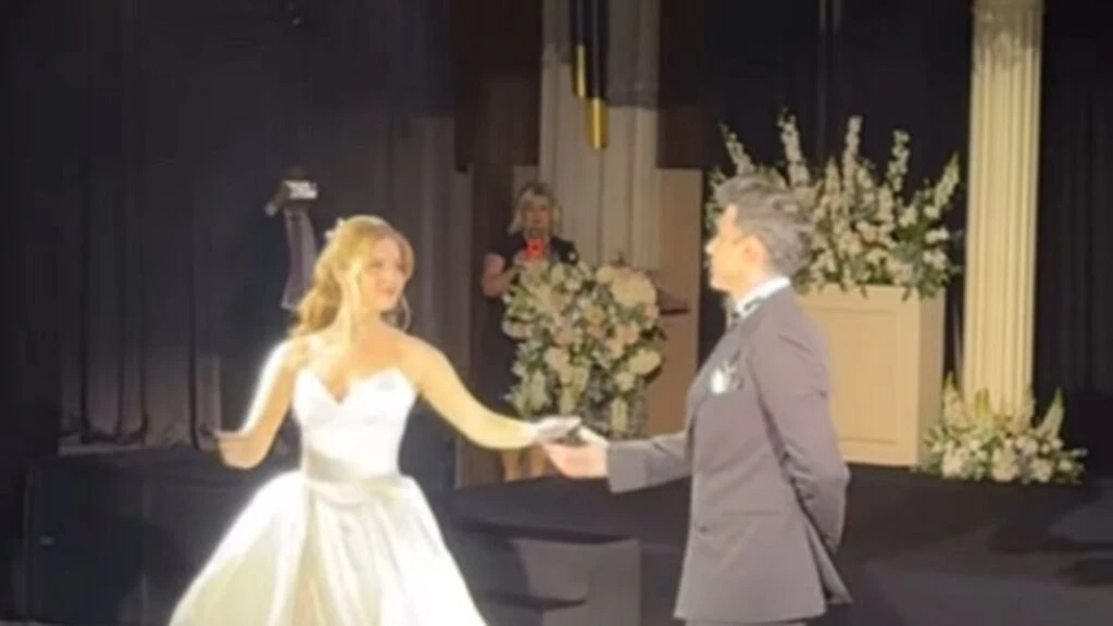 Gelinligiyle goz kamastirdi Sihirli Annemin Cileki Zeynep Ozkaya ve esi Ogulcan Canin dugunden ilk goruntuler
