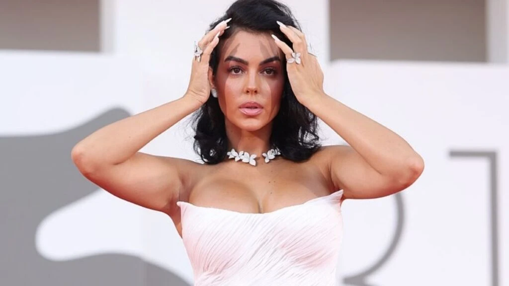 Georgina Rodriguez Venedik Film Festivali’nde devasa nişan yüzüğüyle gösteriş yaptı!