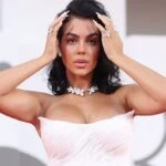 Georgina Rodriguez Venedik Film Festivali’nde devasa nişan yüzüğüyle gösteriş yaptı!