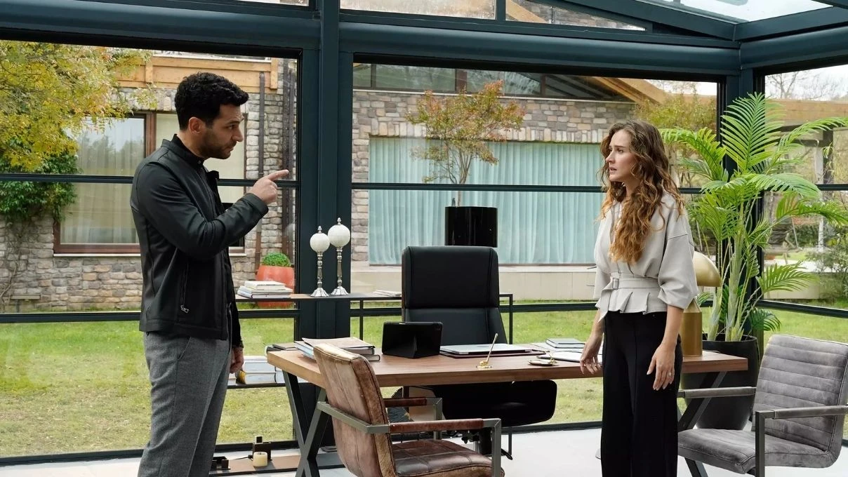 Güller ve Günahlar dizisinin 5. bölümünde neler oldu? Berrak ve Serhat günler sonra yüzleşti! 9 Güller ve Günahlar dizisinin 5. bölümünde neler oldu? Berrak ve Serhat günler sonra yüzleşti!