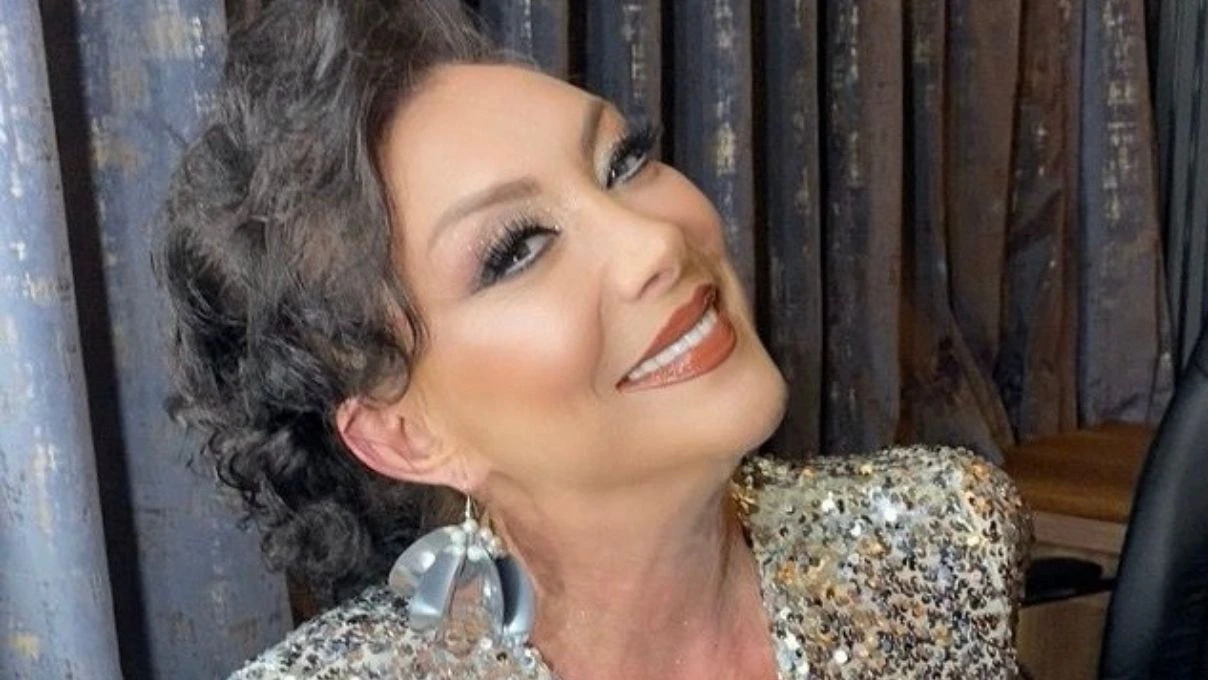 Güllü konserde söylemediği şarkıyı çıkışta hayranı için söylemiş! 