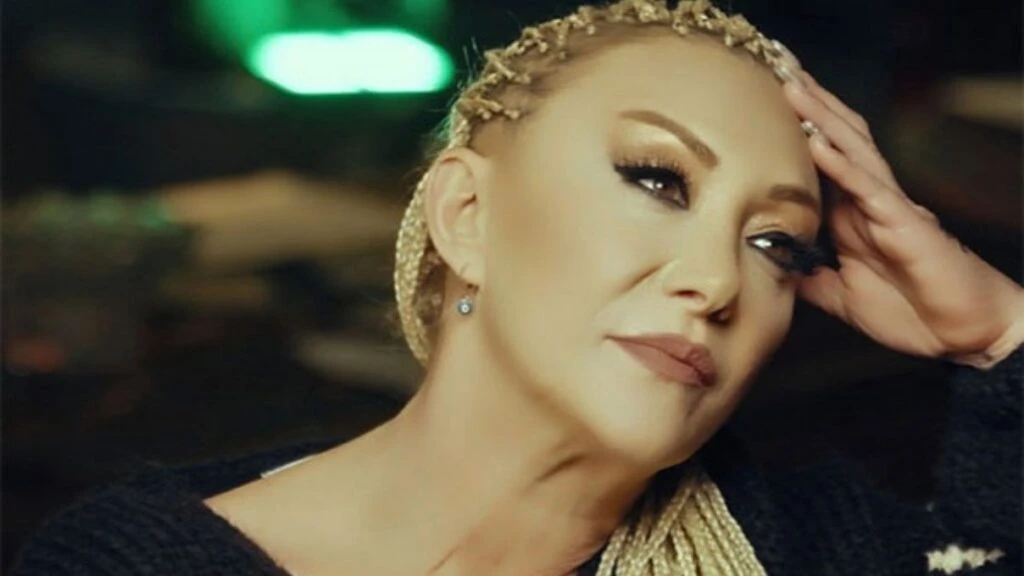 Güllü konserde söylemediği şarkıyı çıkışta hayranı için söylemiş!