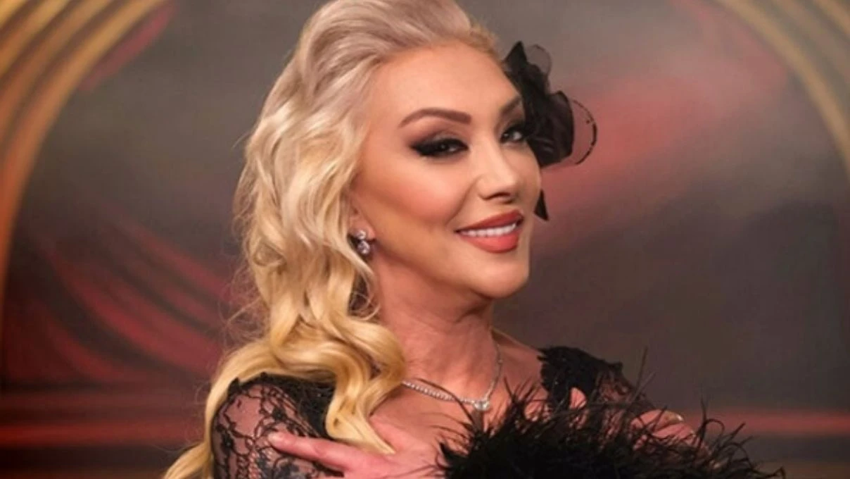 Güllü konserde söylemediği şarkıyı çıkışta hayranı için söylemiş! 