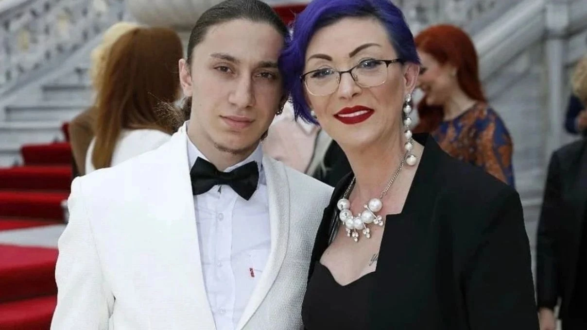 Güllü’nün oğlu Tuğberk sosyal medya hesabından paylaştı! Annesinin kabrini ziyaret etti 7 Güllü’nün oğlu Tuğberk sosyal medya hesabından paylaştı! Annesinin kabrini ziyaret etti