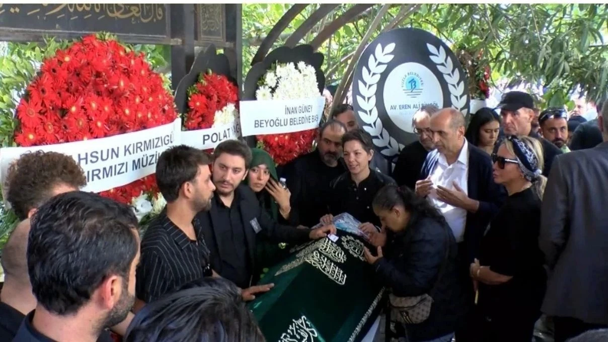 Güllü’nün oğlu Tuğberk sosyal medya hesabından paylaştı! Annesinin kabrini ziyaret etti 4 Güllü’nün oğlu Tuğberk sosyal medya hesabından paylaştı! Annesinin kabrini ziyaret etti