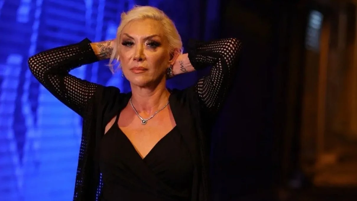 Güllü konserde söylemediği şarkıyı çıkışta hayranı için söylemiş! 