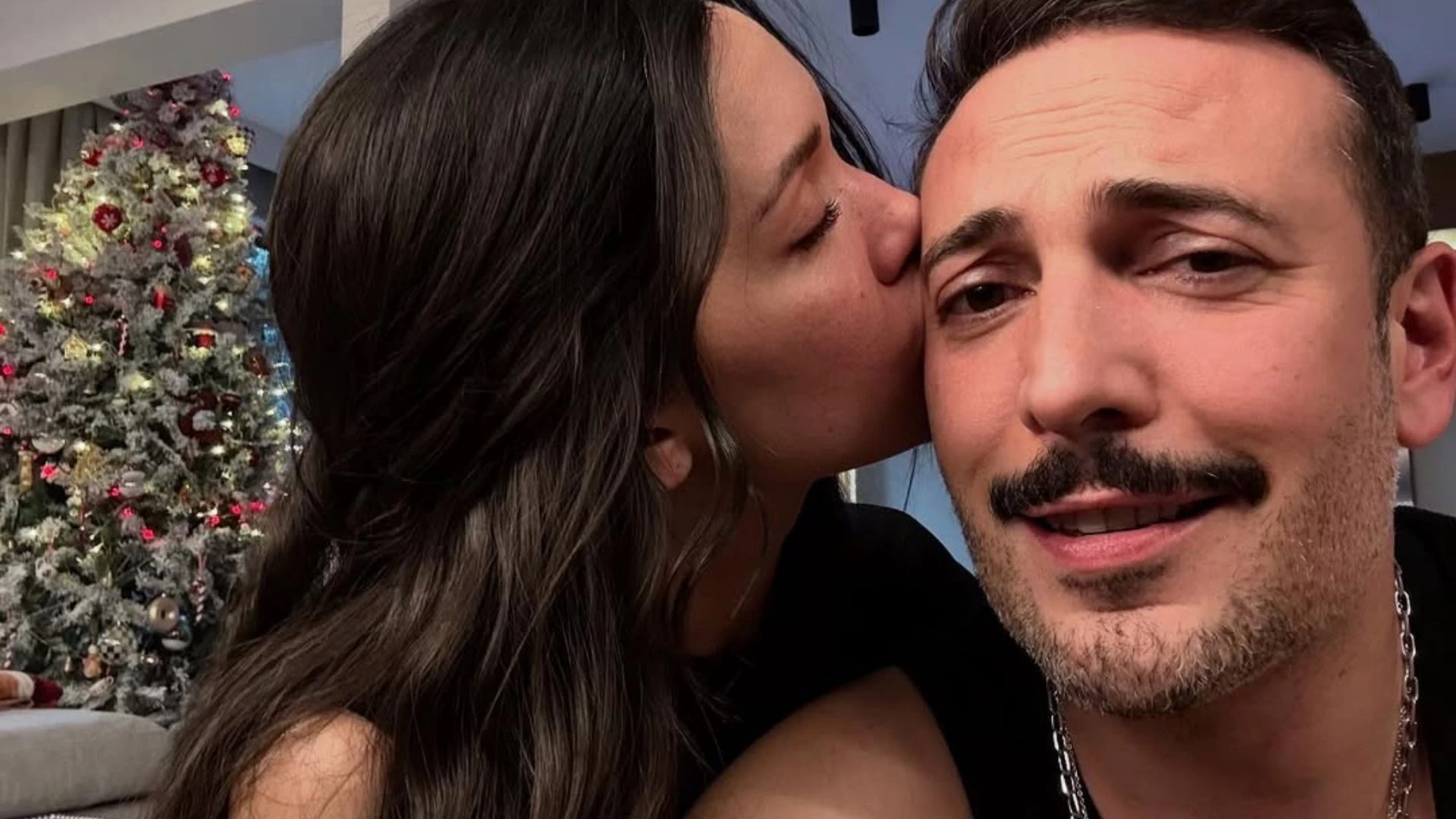 Hazal Subasindan Oguzhan Koca romantik kutlama