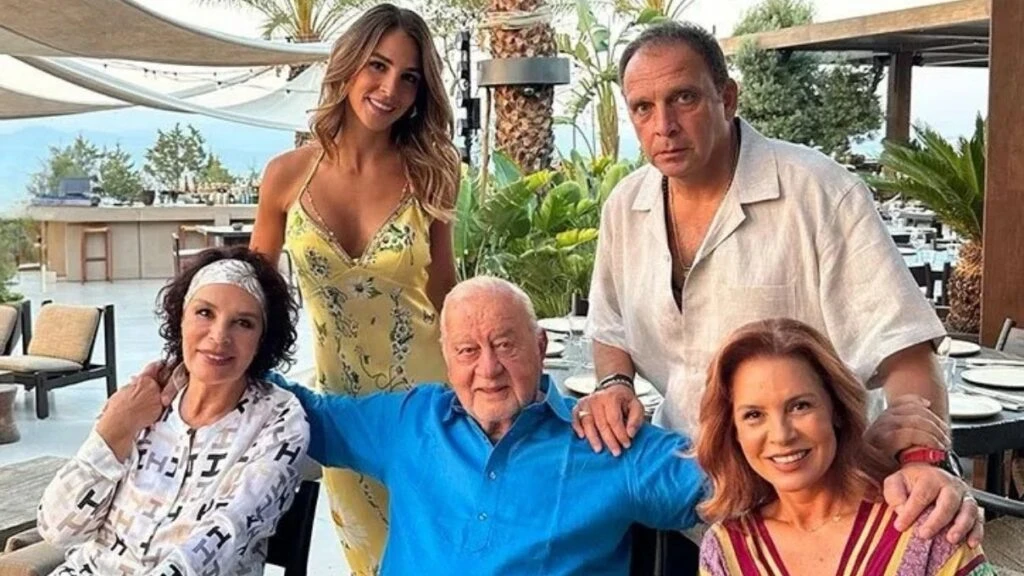 Yeşilçam’ın usta sanatçısı Hülya Koçyiğit kızı ve torunuyla tatilin keyfini çıkarıyor!