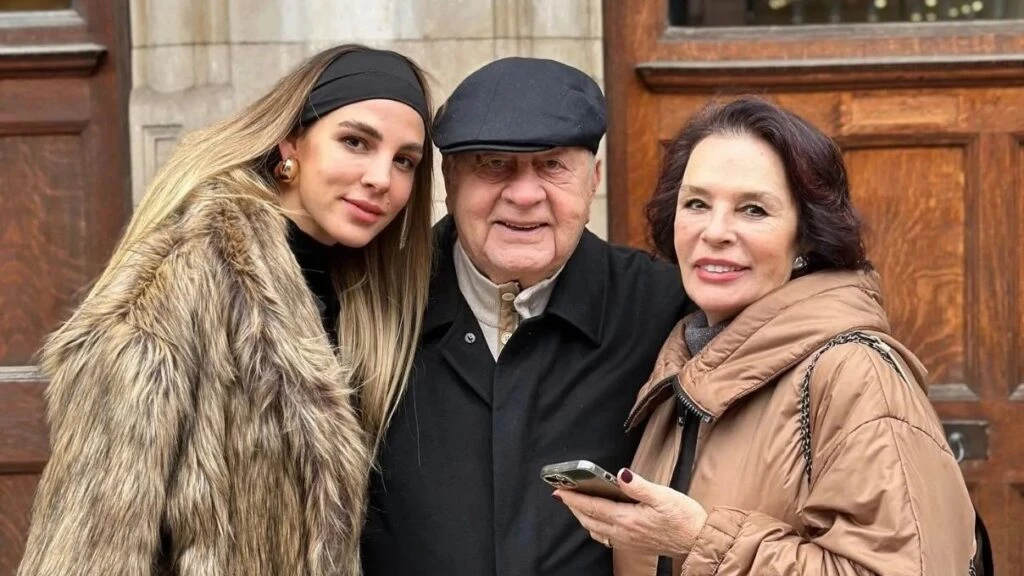Yeşilçam’ın usta sanatçısı Hülya Koçyiğit kızı ve torunuyla tatilin keyfini çıkarıyor!