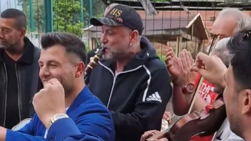 Hüsnü Şenlendirici’den klarnet şov! Bu kez Bursa’daki arkadaşı için çaldı