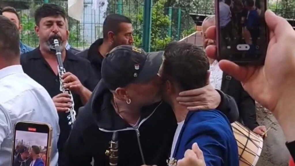 Hüsnü Şenlendirici’den klarnet şov! Bu kez Bursa’daki arkadaşı için çaldı