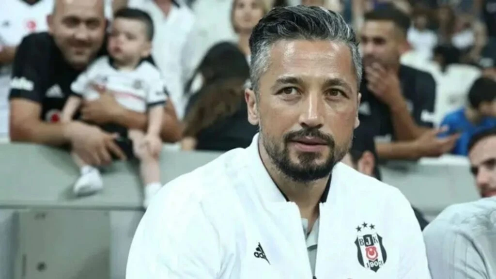 Eski futbolcu İlhan Mansız ailesiyle birlikte Nişantaşı’nda görüntülendi!