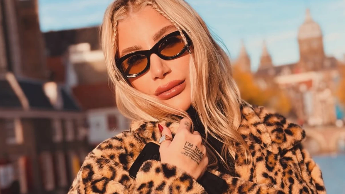 İrem Derici’nin Galatasaray-Ajax maçı için gittiği Hollanda'da başına gelmeyen kalmadı! Polisler peşine takıldı 4 Irem DErici 1 5