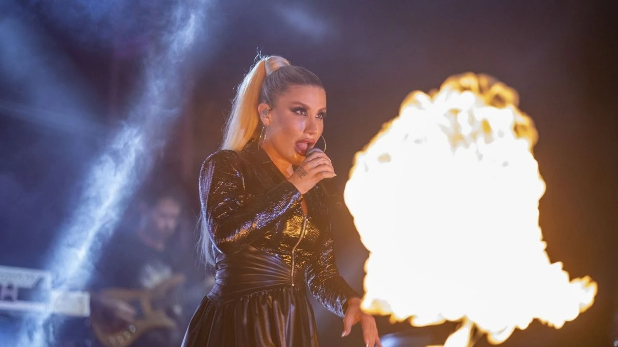 İrem Derici’den şoke eden hareket! Nişanlısını takipten çıktı 6 İrem Derici’den şoke eden hareket! Nişanlısını takipten çıktı