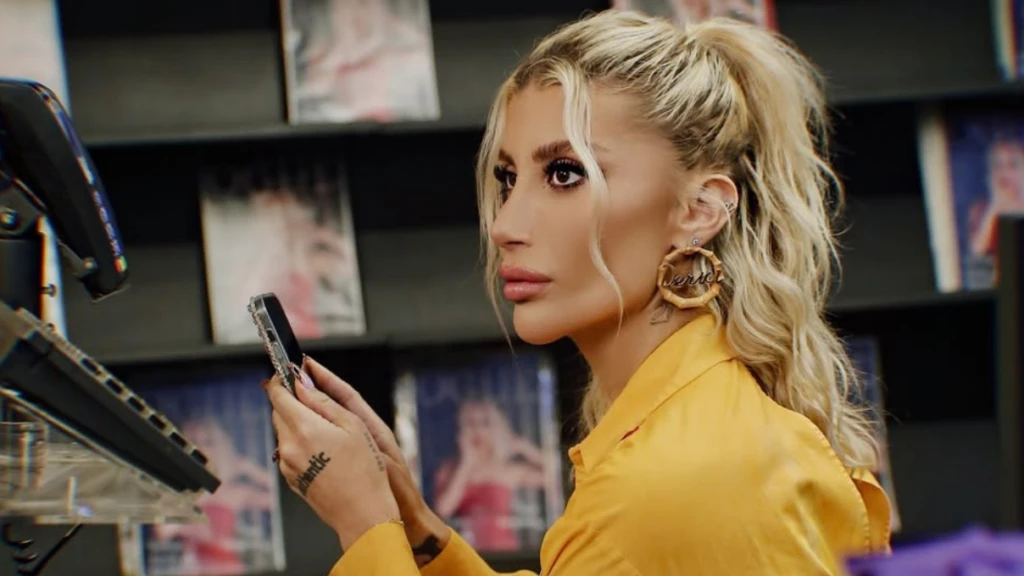 Irem Derici 5