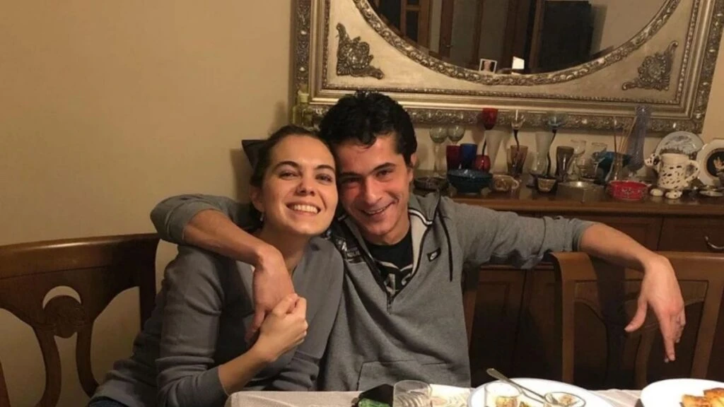 İsmail Hacıoğlu’nun kardeşi de kendisi gibi oyuncu çıktı! Kardelen Hacıoğlu güzelliğiyle kendine hayran bıraktı