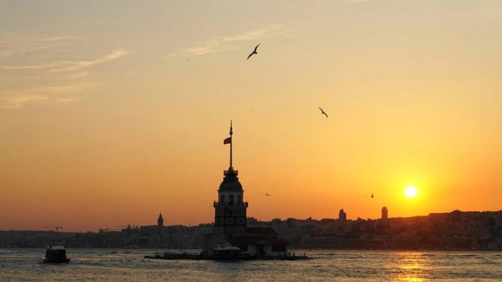 Romantizm tutkunları için en iyi gün batımı manzaraları İstanbul 2025!