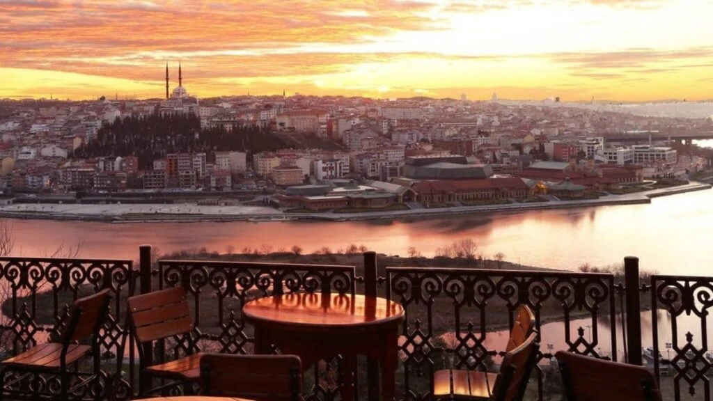 Romantizm tutkunları için en iyi gün batımı manzaraları İstanbul 2025!