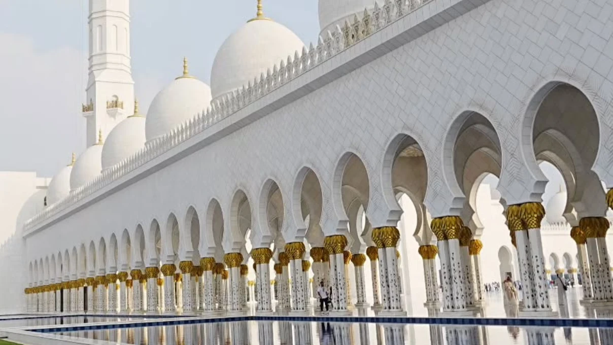 Koreli aktör Jung Hae-In Abu Dhabi’de cami ziyaret etti! O paylaşımlara ilgi büyük oldu 4 Jung Hae In 2