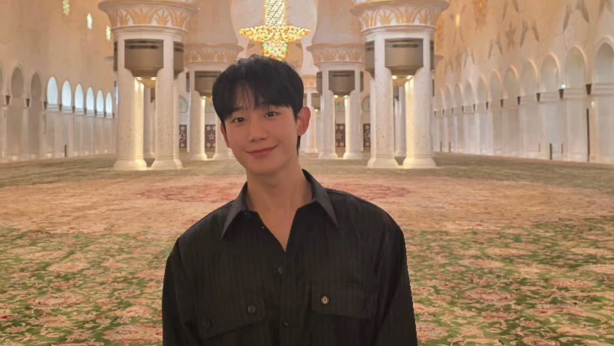 Koreli aktör Jung Hae-In Abu Dhabi’de cami ziyaret etti! O paylaşımlara ilgi büyük oldu 5 Jung Hae In 3